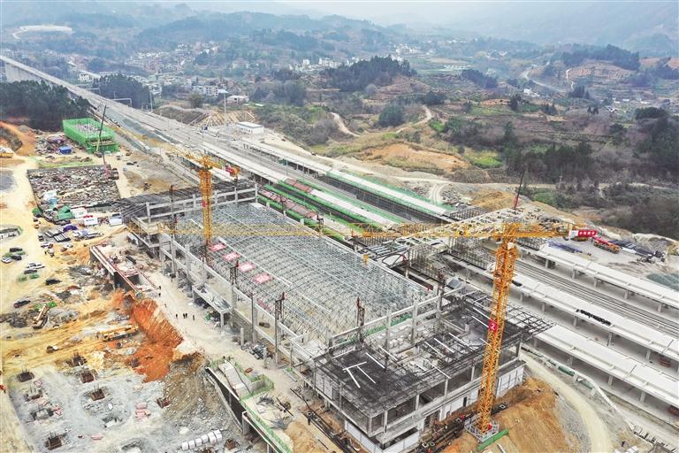 1月11日，由中铁建设集团承建的贵南高铁贵州段荔波站站房钢网架整体提升顺利完成。