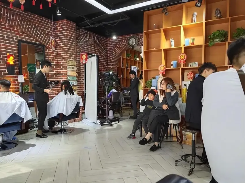 电商冲击不到的理发店，为何现在也叫苦连天？网友：里面老师太多