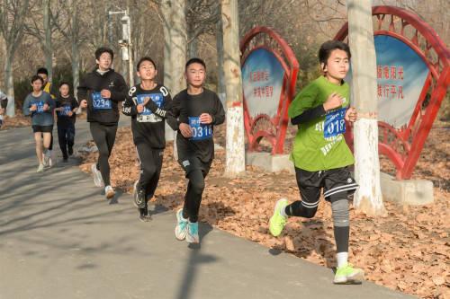 2023年度邹平市中小学生冬季越野赛鸣枪开跑