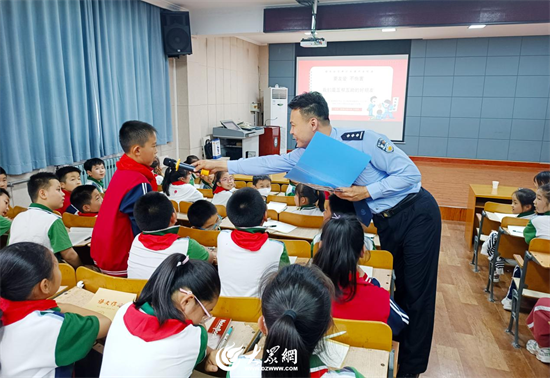 潍坊滨海公安：王警官防校园欺凌大讲堂开课啦！