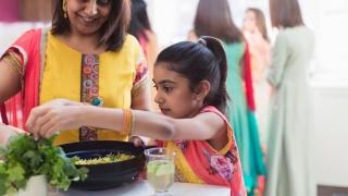 嫁到四川3年的印度女孩，学会了做中餐，回国后做饭，家人吃完美