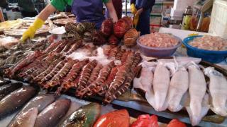 菜市场里“卖不掉”的死鱼死虾，都去哪里了？鱼贩的操作不得不服