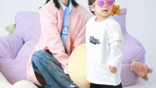 杜淳妻子王灿与女儿拍摄写真，小蛋饺紫色眼镜好潮，表情搞怪可爱