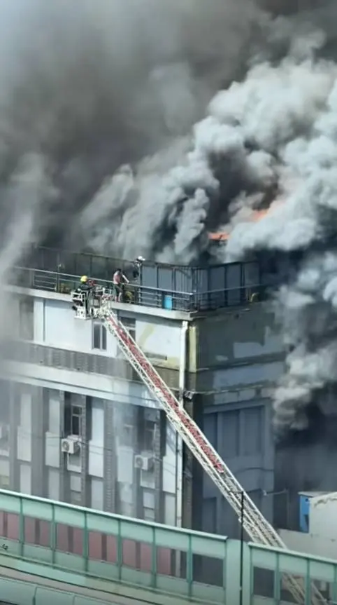 广州一服装批发市场起火造成一人死亡，消防启用云梯从天台救出多人