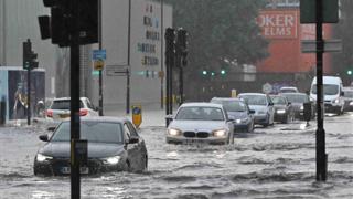 英国遭遇极端天气 洪水造成交通中断