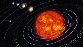 在太阳系中，为什么所有行星都在同一个平面？而不是纵横交错