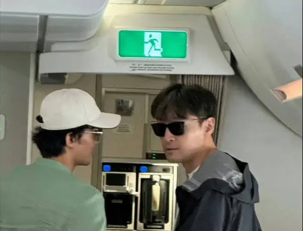 胡歌吴磊乘同班飞机回国 两人同框寒暄侧脸如复制粘贴