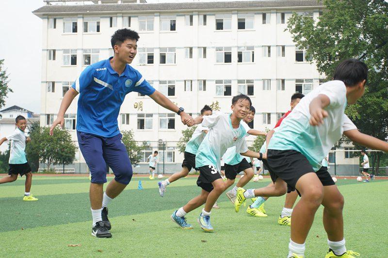 贵州移动趣味足球训练营在榕江开营