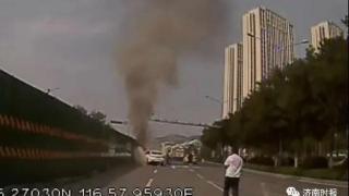 济南北园高架车辆自燃，热心市民接力灭火！