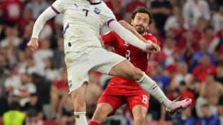 足球——欧锦赛小组赛：丹麦平塞尔维亚