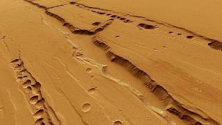 火星会有生命吗？探测器发现火星洞穴，科学家：它们或生存在地下