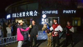 游客在内蒙古旅游抽中一匹价值2万元的马