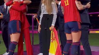 西班牙足球“接吻门”愈演愈烈！男主席的母亲闹绝食，女前锋三改说法