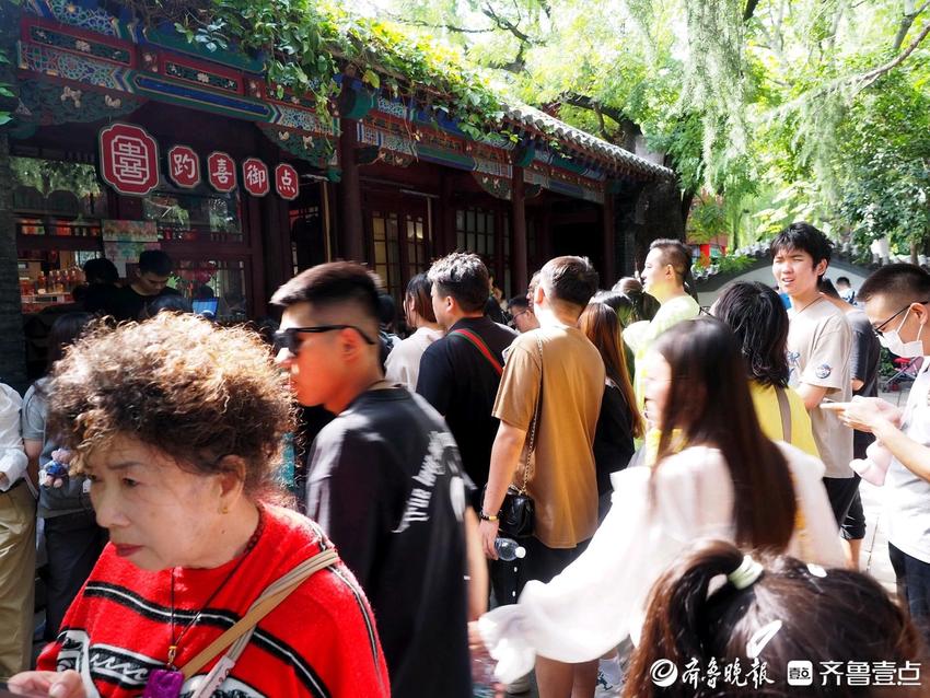 济南趵突泉文创冰棍成爆火网红，数百游客排长队购买