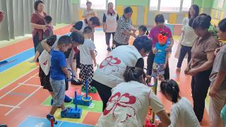 百年人寿威海中支“百年星辰计划”为孤独症儿童捐赠爱心教具