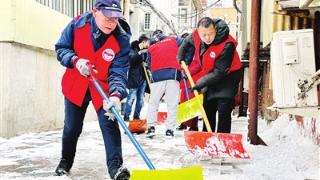 和平区劝业场街道组织党员、志愿者深入社区清雪 扫码阅读手机版