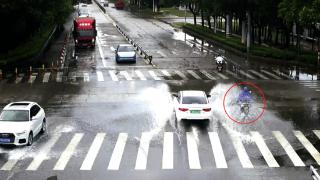 下雨天开车溅路人一身水，违法！