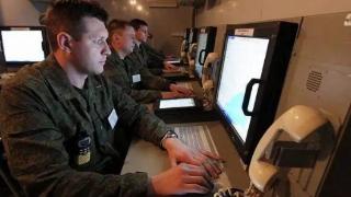 网传美国黑客与乌指挥官被灭，美军援助集束炸弹，根本不是一回事