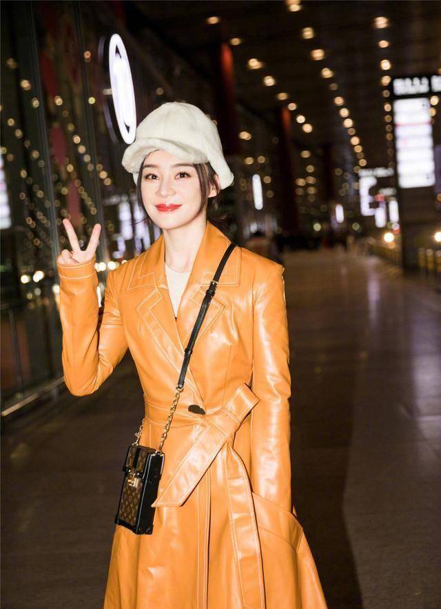 袁姗姗穿橙黄色皮大衣现身机场，美极了