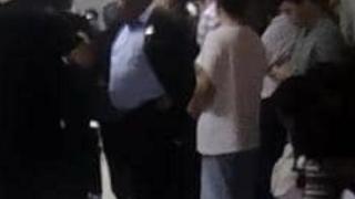 中国游客被关小黑屋 马来西亚部长夜闯机场解救