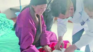 海拔4500米草场遇孕妇临产医护人员搭“临时产房”接生