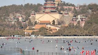 北京市内最大天然冰场迎客 颐和园开放35万平方米冰上区域