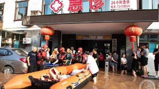 强降雨致多人被困 南川消防紧急救援