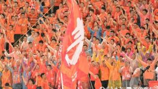 泰山队迎战北京国安队，球迷们冒雨给球队加油