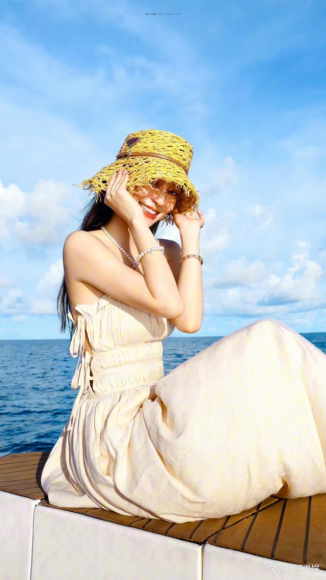 邂逅蓝蓝的天空，杨颖米色吊带裙搭配草帽的海滩之约