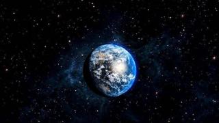 地球重达60万亿亿吨，为什么还会飘在太空中，而没有向下坠落？