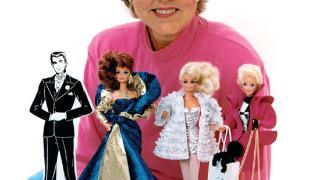90岁的她承包芭比娃娃的衣橱：专业设计服装36年，是唯一在芭比娃娃上印名字的设计师