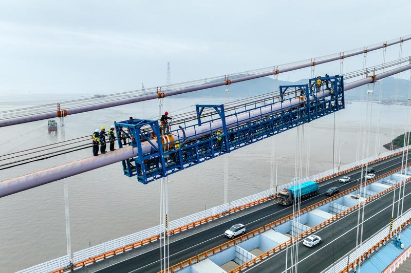 舟山西堠门大桥进入主缆缠包带施工阶段