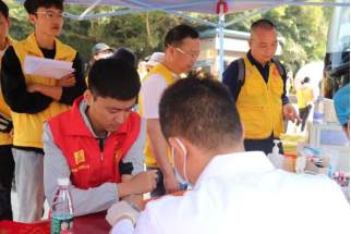 广东惠州：“雷锋日”集体去献血
