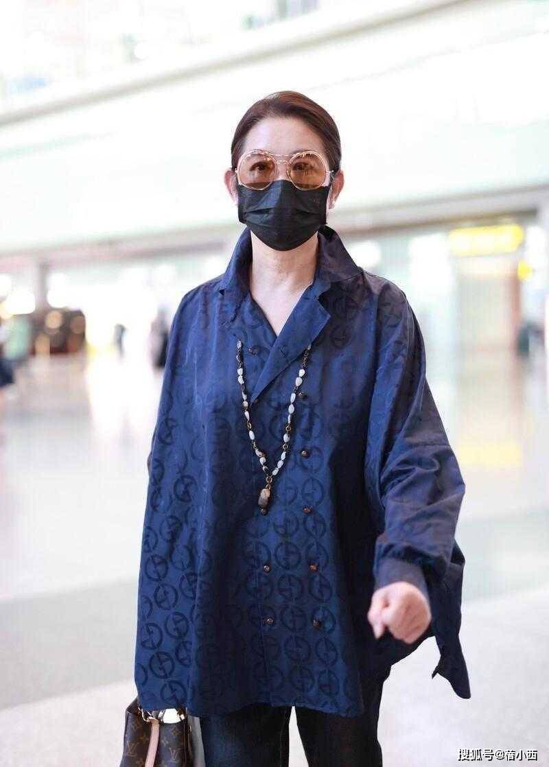 倪萍瘦身成功亮相机场，穿卡其色风衣，时髦又显瘦