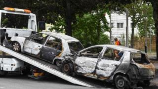 法国骚乱，一夜间超2000辆车被烧成废铁！有枪支商店遭打劫