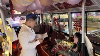 95后小伙在武汉公交车上向女友求婚成功