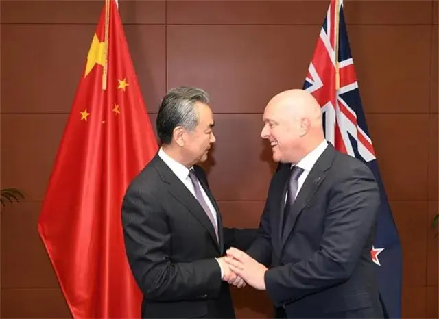 中方对韩的告诫，新西兰听进去了，握着王毅的手，新总理力挺一中