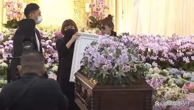 李玟举行出殡火化仪式，夫及继女未参加，安葬时间地点尚未公布