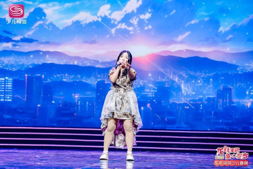 杨佳雨在2024龙年深圳少儿春晚演唱《乘着风》展现音乐才华