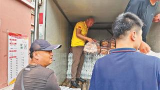 星鲨暖阳汇志愿者服务队送去1000件矿泉水1200份面包