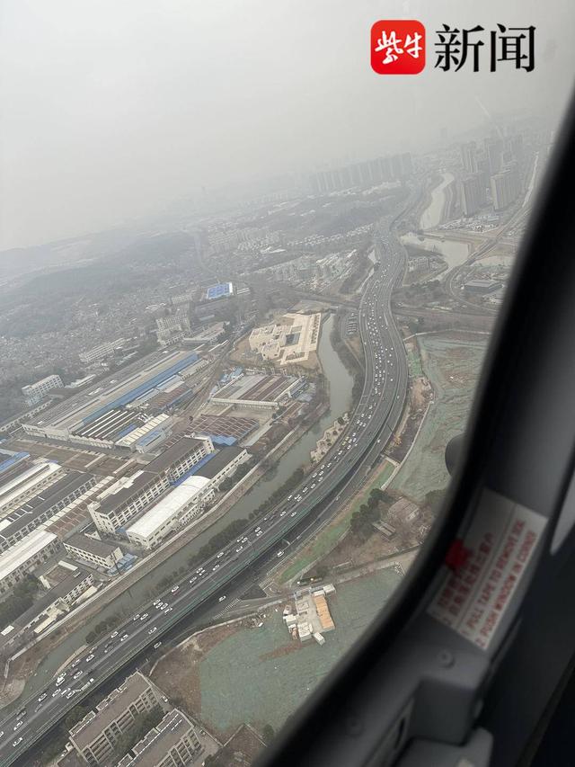 南京特警开启空中巡逻模式，市民迎来平安快乐的假期