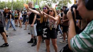 骚扰用餐食客、用水枪喷射游客……西班牙这地居民爆发抗议，反对“过度旅游”