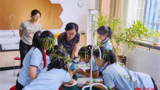潍坊中新双语学校：“校级听课”观常态，把脉课堂促成长