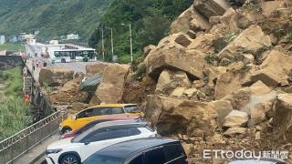 台湾基隆一公园土石崩落：多辆汽车遭撞击 伤亡情况尚不明