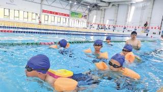 水桥小学加强游泳技能培训