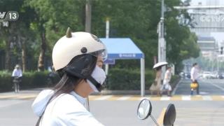 对于电动自行车驾乘人员来说 正确佩戴使用头盔同样重要