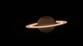韦伯太空望远镜首次拍摄土星高清照，揭示其环状结构细节