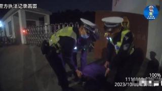 醉酒男子跪地求交警放过：哥，求求你们了！