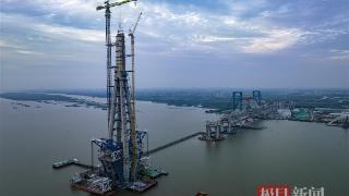 在汉央企研制的全球最大桥面吊机投入常泰长江大桥建设