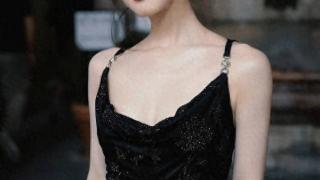 赵露思米兰时装周黑色吊带裙造型 化身都市丽人